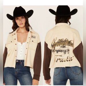 CLEO + WOLF WOMEN'S COLOR BLOCK GRAPHIC PRINT SNAP CROPPED SHACKET